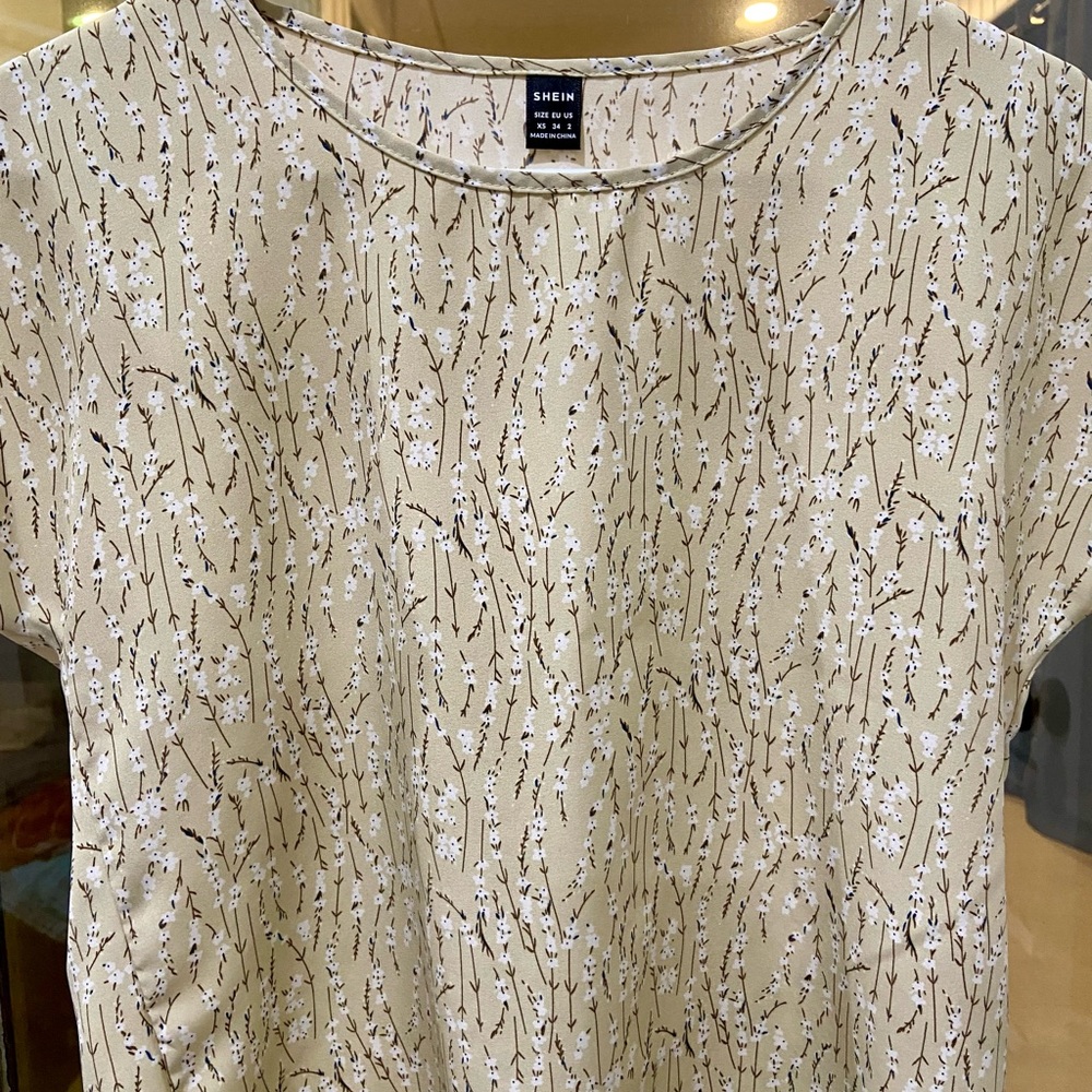 SHEIN Beige Floral Short Sleeve Top
